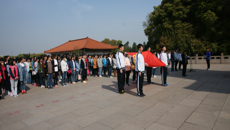 我校举行清明扫墓活动暨新团员入团宣誓仪式