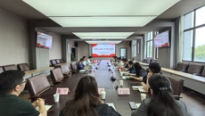 校党委召开中层干部座谈会