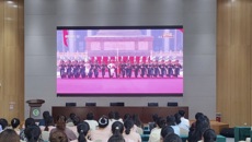 我校师生集中观看纪念中国人民抗日战争暨世界反法西斯战争胜利80周年阅兵式