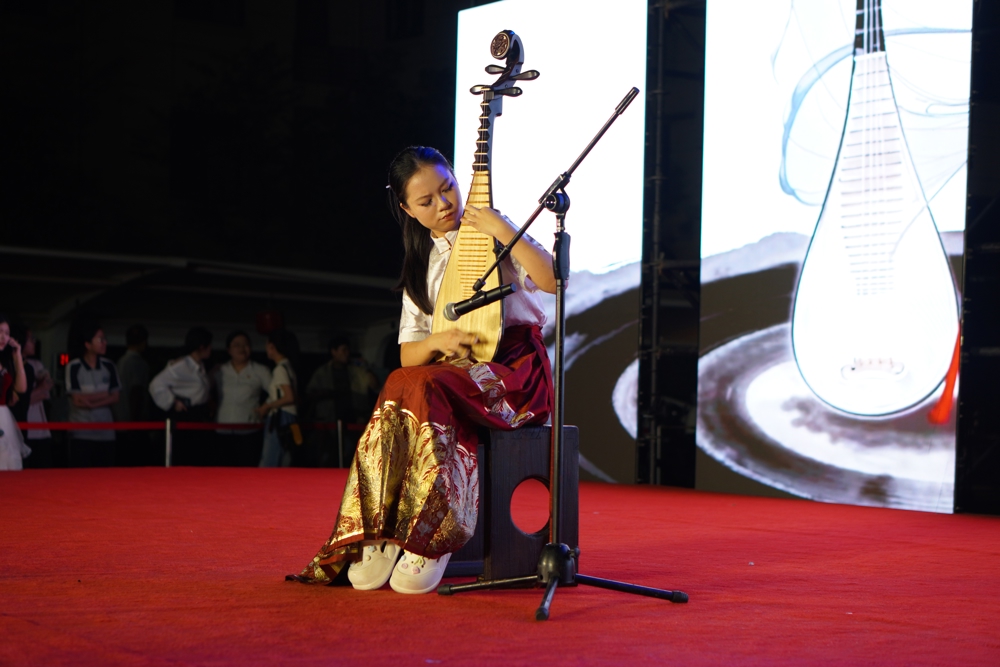 琵琶独奏：《送我一支玫瑰花》 &nbsp;表演者：朱芊羽