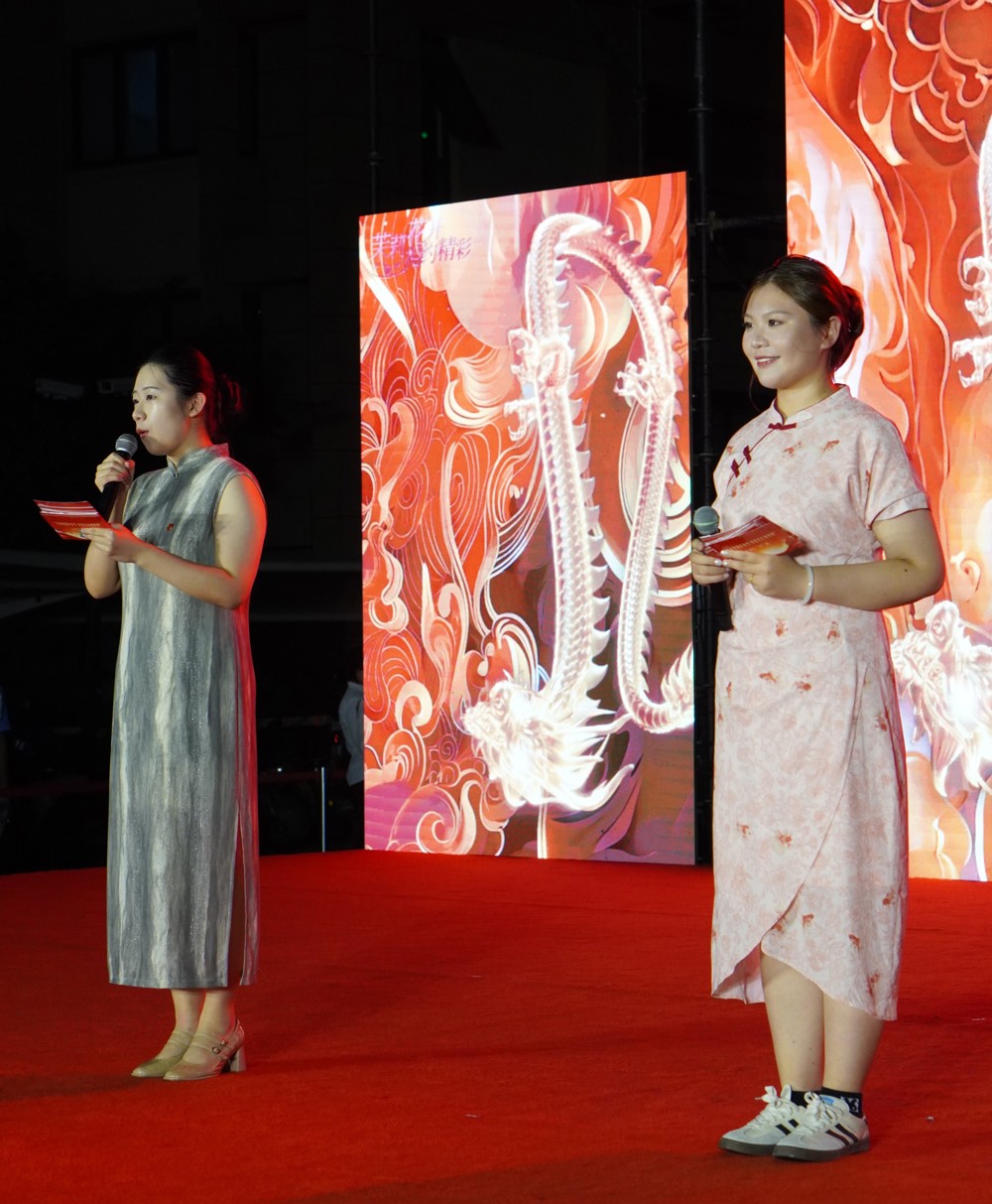 右一主持人为我校罗智雯